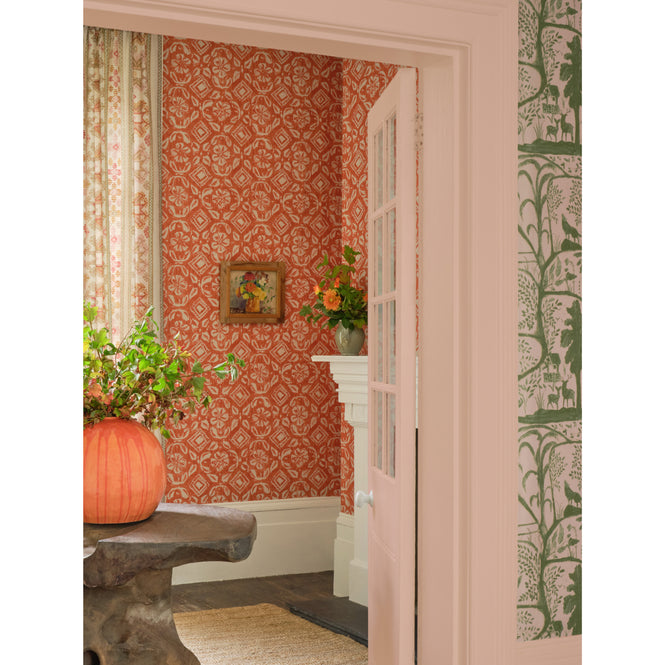 ※色違いの商品です（奥の壁）。