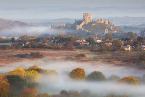 PHOTOWALL / Corfe Castle in Early Morning Mist (e331939)