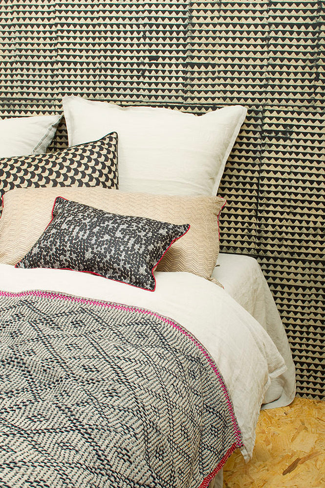 LE MONDE SAUVAGE de BEATRICE LAVAL / ルモンドソヴァージュ Triangle Noir C-24 (1枚単位)